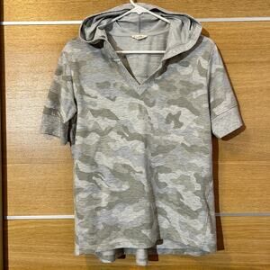 Jane and Delancey Camo sweatshirt pullover - short sleeve - Women's sz M